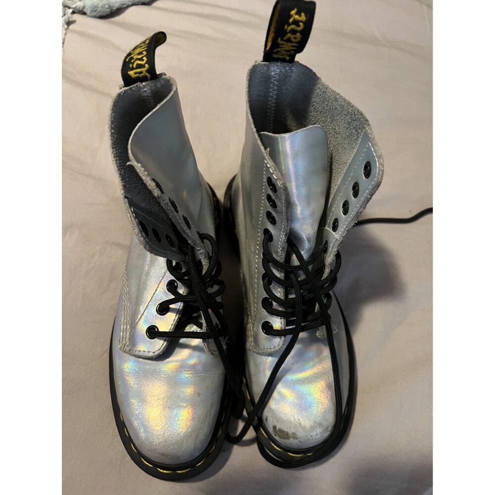 Super Cute Silver Iridescent Docs! Size 4/ L6!